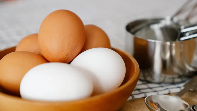 Telur rebus mengandung banyak nutrisi, seperti protein tinggi, lemak sehat, zat besi, vitamin, serta mineral. (Foto/dok: Pexels/Felicity Tai)