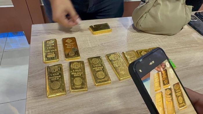 GAGALKAN - Polda Sulawesi Utara menggagalkan upaya penyelundupan emas batangan seberat 16 kilogram di Bandara Internasional Sam Ratulangi, Manado.