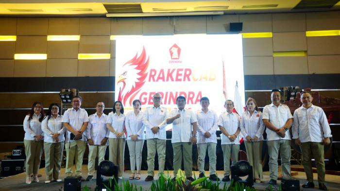 RAKERCAB - Ketua DPD Gerindra Sulawesi Utara Yulius Selvanus saat menghadiri Rapat Kerja Cabang (Rakercab) DPC Gerindra Kota Manado di Courtyard by Marriott Manado, Sabtu (5/9/2026). Ia mengingatkan seluruh kader Gerindra Kota Manado untuk tidak terlena dengan posisi politik partai saat ini.