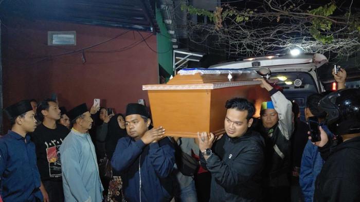 SAMBUT JENAZAH - Kedatangan jenazah Mozza Axillia Gunarsa disambut isak tangis keluarga, sanak saudara, serta sejumlah pelayat di rumah duka Desa Gebugan, Kecamatan Bergas, Kabupaten Semarang, Jumat (4/9/2026) malam.