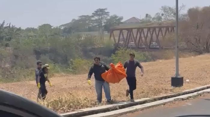 EVAKUASI - Polisi mengevakuasi kerangka manusia dari jurang di kawasan tepi Jalan Gabeng Raya, Jangli, Kecamatan Tembalang, Kota Semarang, Jumat (4/9/2026). Tulang belulang tersebut ditemukan di semak-semak pada lereng terjal yang mengarah ke Ruas Tol Tanjungmas-Srondol.