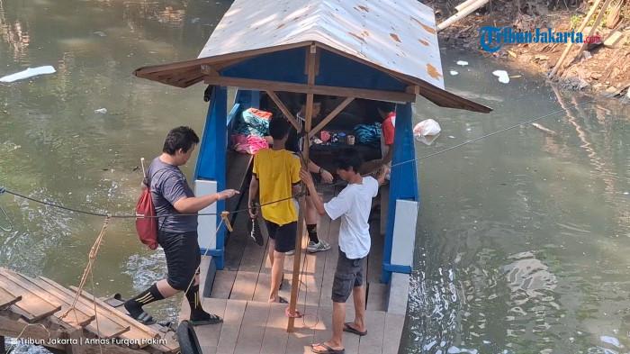 ANDALAN WARGA - Sejumlah warga menggunakan getek untuk menyeberang Kali Pesanggrahan, Ulujami, Jakarta Selatan, Sabtu (5/9/2026).