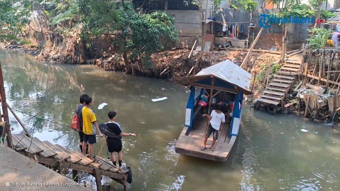 ANDALAN WARGA - Sejumlah warga menggunakan getek untuk menyeberang Kali Pesanggrahan, Ulujami, Jakarta Selatan, Sabtu (5/9/2026).