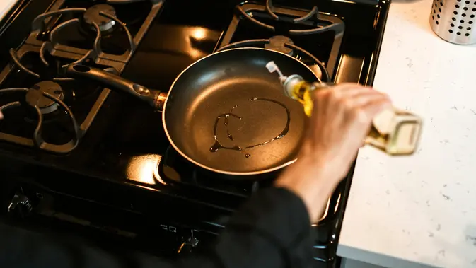 Ilustrasi memasak makanan dengan minyak./copyright pexels/RDNE Stock project