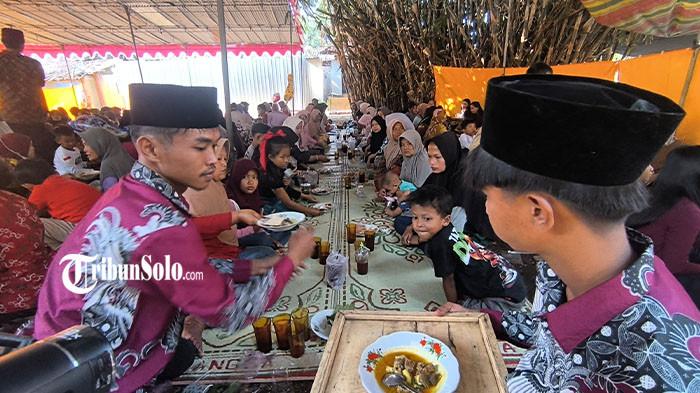 SYUKURAN - Tradisi syukuran Sendang Tirto Sinongko kembali digelar warga Desa Pokak, Kecamatan Ceper, Klaten, Jumat (4/9/2026). Tradisi tahunan tersebut digelar dengan puncak acara berupa tasyakuran dan makan gulai kambing bersama.