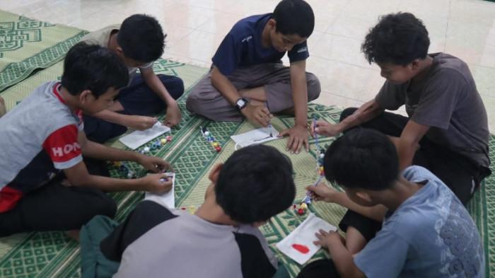 Seluruh kegiatan dikemas dengan suasana penuh kebersamaan sehingga anak-anak dapat saling mengenal, berinteraksi