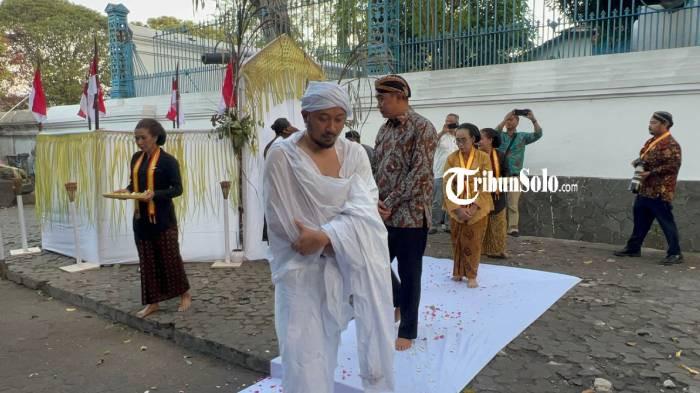 RUWATAN. Menjelang upacara kenaikan tahta Pakubuwono XIV Hangabehi menjalani tradisi ruwatan pada Jumat (4/9/2026) di Pagelaran Keraton Solo.