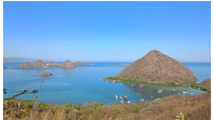 PARIWISATA LABUAN BAJO MENGGELIAT - Keindahan Labuan Bajo di Kabupaten Manggarai Barat, Nusa Tenggara Timur. Investor Bintang Komodo Grup memulai pembangunan resor Hotel Swiss-Belresort Labuan Bajo sebanyak 30 suites di Labuan Bajo.