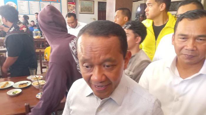LANTIK PENGURUS - Ketua DPP Golkar Bahlil Lahadalia saat kulineran di kawasan Solo