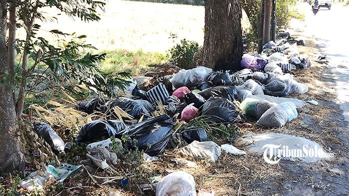 TUMPUKAN SAMPAH - Penampakan tumpukan sampah yang berada di pinggir jalan Adi Sumarmo