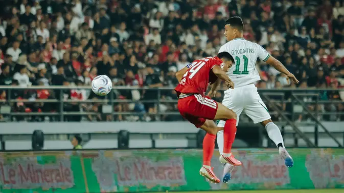 Duel udara antara Ricky Fajrin (kiri), dengan Gustavo Tocantins dalam laga pekan pertama BRI Super League 2026/2027 di Stadion Kapten I Wayan Dipta, Gianyar, Bali, Jumat (4/9/2026). (Dok. PSS)