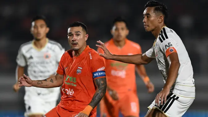 Kapten Borneo FC Samarinda, Juan Villa mendapatkan penjagaan dari kapten Persija Jakarta, Rizky Ridho dalam laga pekan pertama BRI Super League 2026/2027, Sabtu (5/9/2026). (Dok. Borneo FC Samarinda)