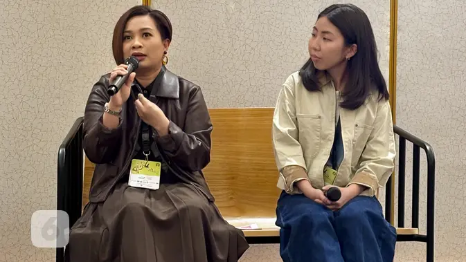 Corporate Affairs Director UNIQLO Indonesia Irma Yunita (kiri) dan Project Manager Peace for All dari Save the Children Indonesia Mary Sutedja dalam diskusi 