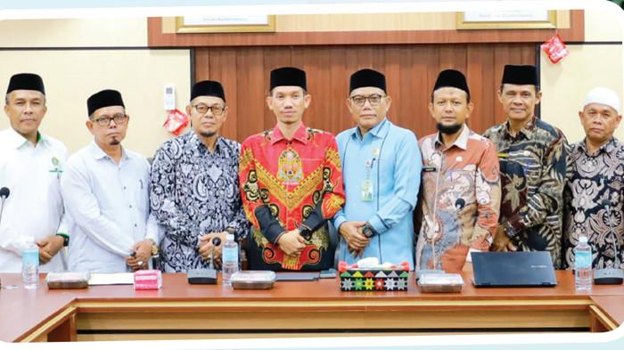 BERSAMA BUPATI - Kepala Kantor Kemenag Aceh Barat, DR. H. Khairul Azhar, S.Ag., MA, bersama jajarannya, berfoto bersama Bupati Aceh Barat, Tarmizi SP.