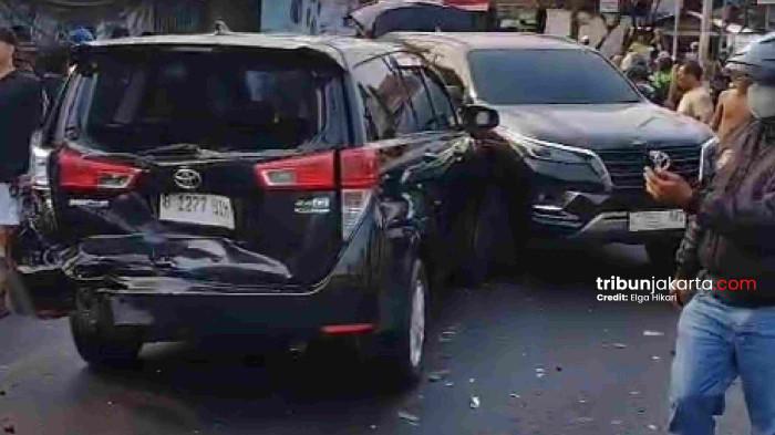 KECELAKAAN BERUNTUN - Tangkap layar video viral yang memperlihatkan kecelakaan beruntun terjadi di Jalan Kembang Kerep, Kembangan, Jakarta Barat pada Sabtu (5/9/2026).