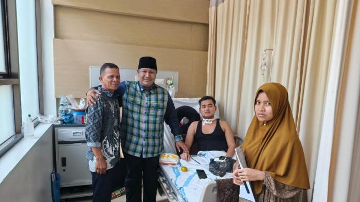 Anggota DPD RI asal Aceh Tgk Ahmada saat menjenguk Tgk Zubir di RSUP Persahabatan Jakarta, Rabu (24/9/2025) memberikan doa dan dukungan moral kepada tokoh asal Aceh yang tengah menjalani perawatan intensif.