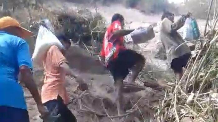 JALAN KAKI – Warga Desa Nitung Lea, Kecamatan Palue, Kabupaten Sikka, NTT, berjalan kaki sekitar 5 kilometer menuju Desa Rokirole untuk mengambil bantuan sembako pascagempa Flores, Kamis (20/8/2026).