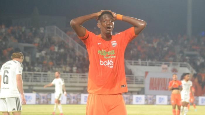KLASEMEN SUPER LEAGUE - Ekspresi striker Borneo FC Samarinda, Moussa Diarra saat tendangannya ditepis kiper Persija Jakarta, Nadeo Argawinata, pada pertandingan pekan  perdana Super League 2026/2027, di Stadion Segiri, Samarinda, Kalimantan Timur, Sabtu (5/9/2026). (TribunKaltim.co/Nevrianto Hardi Prasetyo)