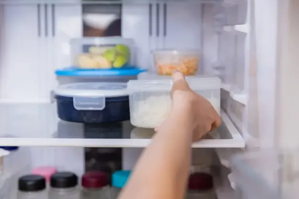 Pria tolak makanan sisa dari ibu pacarnya.
