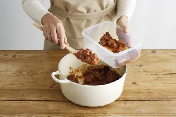 Pria tolak makanan sisa dari ibu pacarnya.