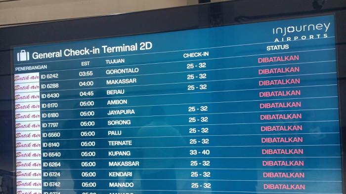 Seluruh penerbangan Batik Air dari Bandara Soekarno-Hatta, Banten, ke berbagai jurusan pagi ini dibatalkan sehubungan dengan meluasnya abu vulkanik akibat erupsi Gunung Anak Krakatau, Minggu, 6 September 2026.