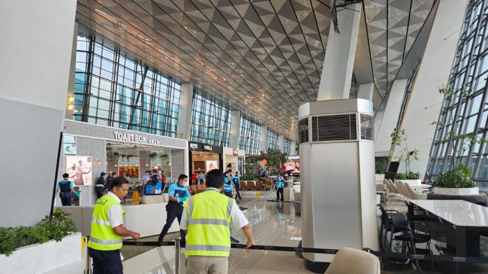 LAPORAN CUACA BANDARA - PT Angkasa Pura Indonesia menginformasikan bahwa pada 6 April 2026 terjadi hujan lebat dengan intensitas tinggi yang disertai potensi windshear pada siang hari ini di kawasan Bandara Internasional Soekarno-Hatta.