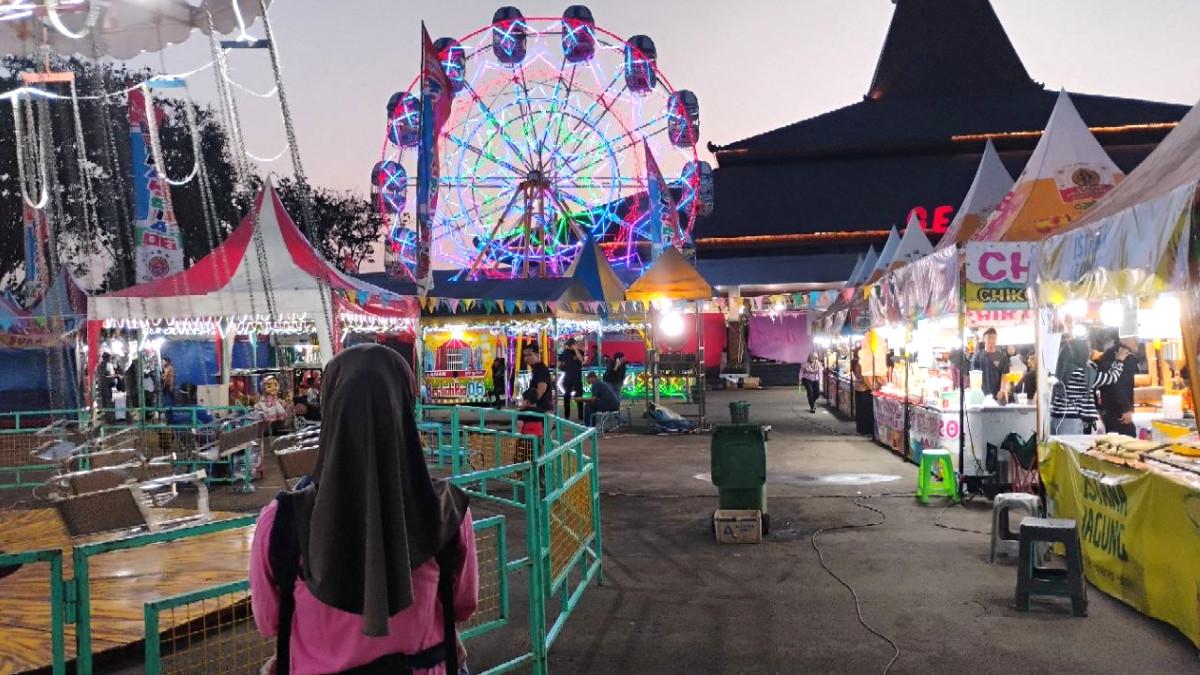 BERITA KARANGANYAR - Warga sedang mengunjungi Pasar Malam di Gedung Wanita Kabupaten Karanganyar, Jawa Tengah. Pemkab Karanganyar menyiapkan rangkaian kegiatan sepanjang September 2026. Agenda tidak hanya berpusat di kawasan perkotaan, tetapi juga tersebar di pusat perbelanjaan, ruang publik, kawasan wisata hingga lereng Gunung Lawu. Kegiatannya mencakup musik, budaya, olahraga, petualangan, esports, literasi, dan kegiatan kepemudaan.