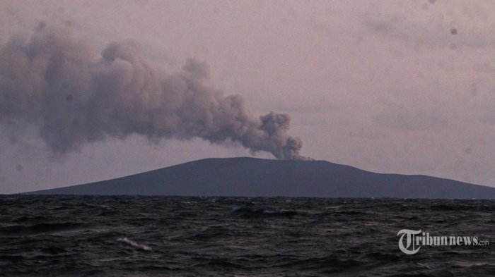 LAMPUNG SELATAN- Kondisi Gunung Anak Krakatau saat mengeluarkan hembusan asap di Pulau Sebesi, Rajabasa, Lampung Selatan, Selasa (19/4/2022). Berdasarkan data MAGMA Indonesia (Multiplatform Application for Geohazard Mitigation and Assessment in Indonesia) Gunung Anak Krakatau menunjukkan peningkatan aktivitas, dengan mengeluarkan 7 kali erupsi selama bulan April 2022.(Tribunlampung.co.id/Deni Saputra)