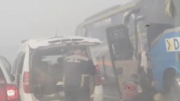 KECELAKAAN-Kabut asap tebal diduga mengganggu jarak pandang hingga memicu kecelakaan bus Damri yang menabrak bus ALS di Tol Palindra, Ogan Ilir, Sabtu (5/9/2026) pagi.