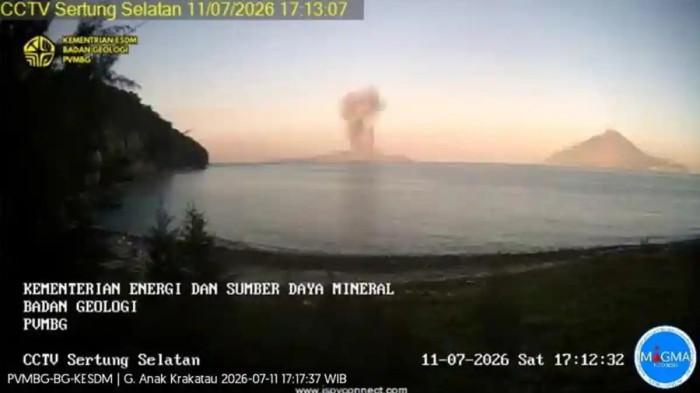 ERUPSI-Gunung Anak Krakatau erupsi pukul 00.01 WIB setelah dentuman terdengar sejak Jumat malam hingga Banten dan Jawa Barat.