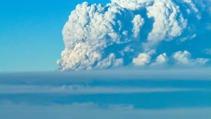 Aktivitas vulkanik Anak Krakatau diabadikan seorang pilot sekaligus pehobi fotografi udara. (Liputan6.com/Istimewa).