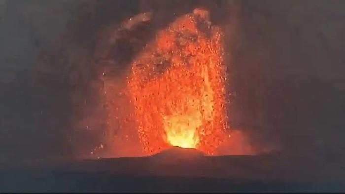 ERUPSI - Tangkap layar erupsi Gunung Anak Krakatau, sebelas penerbangan Bali-Jakarta terdampak