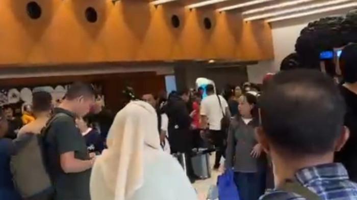 Kondisi terminal Bandara Soekarno Hatta Jakarta terjadi penumpukkan penumpang di ruang check in, Minggu (6/9/2026)