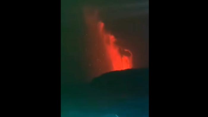 Pancuran lava Gunung Anak Krakatau di Selat Sunda, Sabtu (5/9/2026) dini hari. Suara erupsi Gunung Anak Krakatau ini terdengar sampai Bandung Raya.