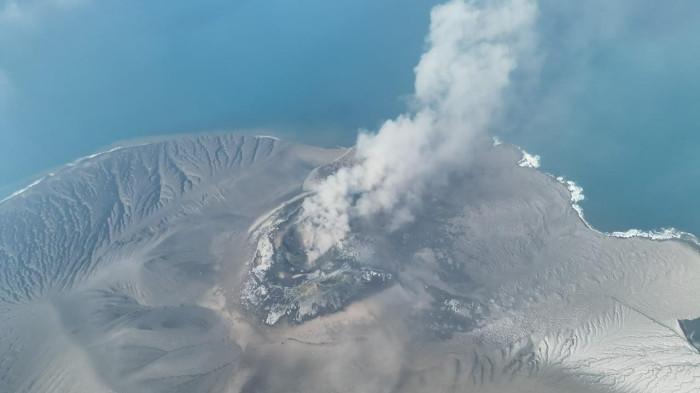 POTRET UDARA - Aktivitas Gunung Anak Krakatau di Selat Sunda saat dipotret Badan Geologi, Sabtu (5/9/2026).