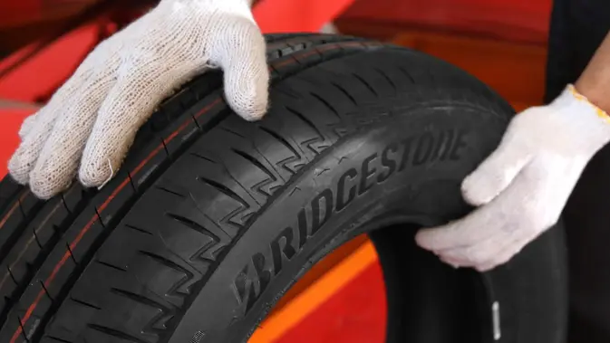 Ilustrasi pengecekan kondisi ban mobil. (dok. Bridgestone)