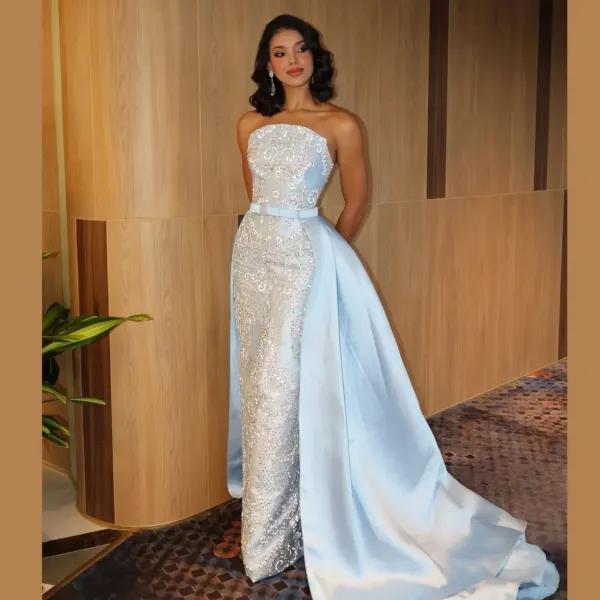 This look of Johari Mol is red carpet ready. She has worn a straight line fitted dress of powder blue colour, which has a pleated flowy trail of satin silk. This gives the look a Disney Princess touch. His hairstyle is inspired by Old Hollywood style. Her look with natural makeup and minimalistic jewelery is full of elegance and grace.