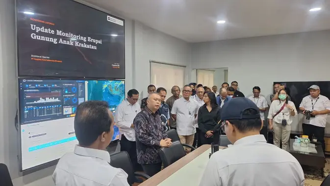 Menteri Perhubungan, Dudy Purwagandhi di Posko Terpadu Terminal 1B Bandara Soekarno-Hatta, Minggu (6/9) (Liputan6.com/Pramita Tristiawati)