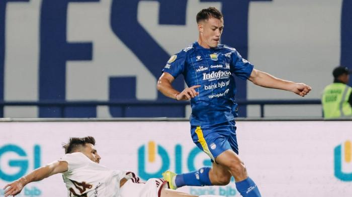 BERDUEL - Mariano Peralta (kanan) dan Dusan Lagator (kiri) berduel dalam laga pekan pertama Super League 2026/2027 pada laga Persib Bandung vs PSM Makassar di Gelora Bandung Lautan Api, Jawa Barat, Minggu (6/9/2026).