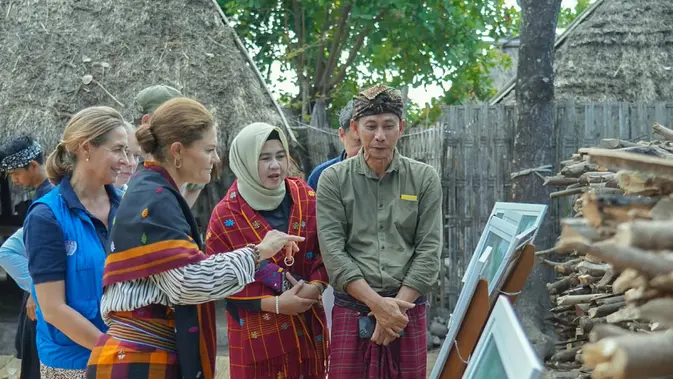 Putri Mahkota Swedia, Victoria, saat mengunjungi Desa Adat Karang Bajo Bayan, Lombok Utara, Nusa Tenggara Barat (NTB). (Dok. UNDP)