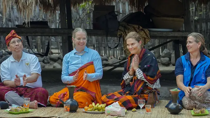 Putri Mahkota Swedia, Victoria, saat mengunjungi Desa Adat Karang Bajo Bayan, Lombok Utara, Nusa Tenggara Barat (NTB). (Dok. UNDP)