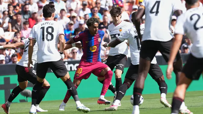 Bintang Barcelona Lamine Yamal coba menerobos kepungan pemain Valencia pada laga Liga Spanyol 2026/2027 di Estadio Mestalla, Minggu (6/9/2026) malam WIB. (AP/Alberto Saiz)