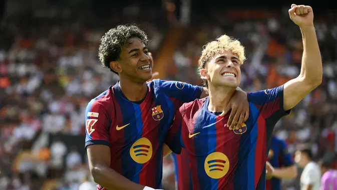 Lamine Yamal dan Fermin Lopez rayakan gol Barcelona ke gawang Valencia pada laga Liga Spanyol 2026/2027 di Estadio Mestalla, Minggu (6/9/2026) malam WIB. (AFP/Jose Jordan)