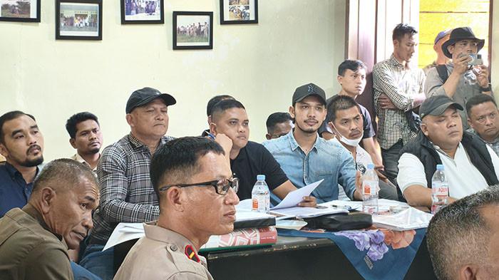 ZULFAHMI bersama tim Pansus saat turun ke lokasi perkebunan yang berkonflik dengan masyarakat di Aceh Timur beberapa waktu lalu. Tim mendata dan meminta dokumen dari perusahaan perkebunan sawit.