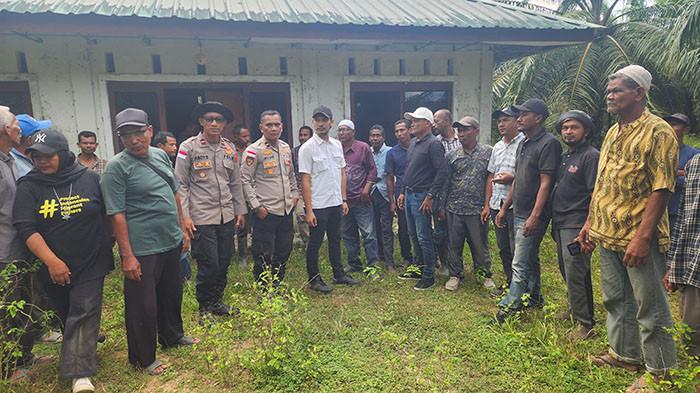 ZULFAHMI bersama tim Pansus saat turun ke lokasi perkebunan yang berkonflik dengan masyarakat di Aceh Timur beberapa waktu lalu. Tim mendata dan meminta dokumen dari perusahaan perkebunan sawit.