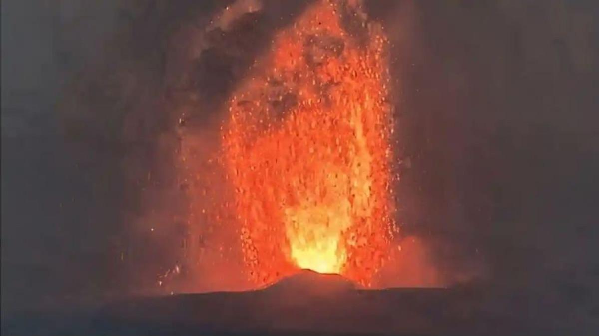 LAVA ANAK KRAKATAU - Tangkapan layar dari vidio amatir warga Lampung Selatan yang tengah memancing, dan kedapatan saat terjadinya erupsi gunung anak krakatau pada Sabtu (5/9/2026)