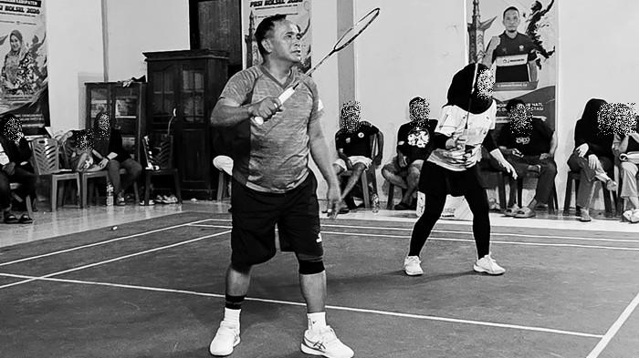BERMAIN BULUTANGKIS - Almarhum Kadis Kominfo Bolsel Marwan Makalalag saat bermain badminton sebelum meninggal dunia pada Minggu, 6 September 2026.