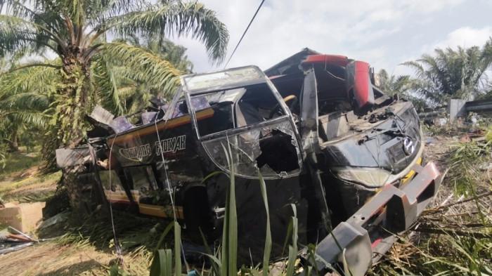 KECELAKAAN MAUT - Bus mengalami kerusakan parah usai mengalami kecelakaan di Jalan Trans Sulawesi, Dusun Muhajir, Desa Tasokko, Kecamatan Karossa, Kabupaten Mamuju Tengah, Sulawesi Barat, Minggu (6/9/2026). (Sandi/Tribunsulbar)