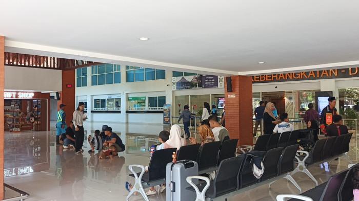 MENANTI KEPASTIAN - Sejumlah penumpang menanti kepastian di ruang tunggu Terminal Keberangkatan Bandara Adi Soemarmo usai adanya pembatalan penerbangan Solo-Jakarta Minggu (6/9/2026) akibat erupsi Gunung Anak Krakatau.