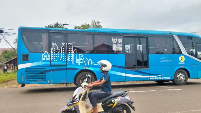 JADWAL DAMRI - Tampak Bus Damri yang akan berangkat melalui terminal di Jalan Perintis, Tideng Pale, Kecamatan Sesayap, KTT, Kaltara, Senin (7/9/2026). Selain tiket, dalam artikel ini TribunKaltara.com sajikan juga Jadwal Damri rute  Tana Tidung ke Tanjung Selor dan Malinau hari ini. (TribunKaltara.com / Rismayanti)